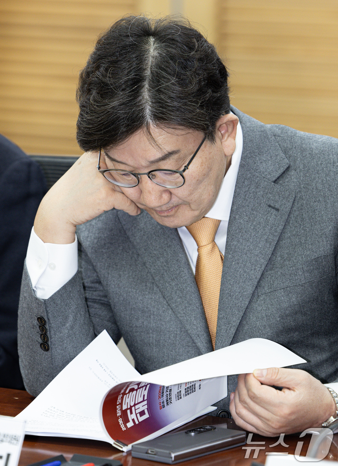 (서울=뉴스1) 이재명 기자 = 권성동 국민의힘 원내대표가 19일 오전 서울 여의도 국회 의원회관에서 열린 '2030·장년 모두 Win-Win하는 노동개혁' 대토론회에서 자료를 살 …