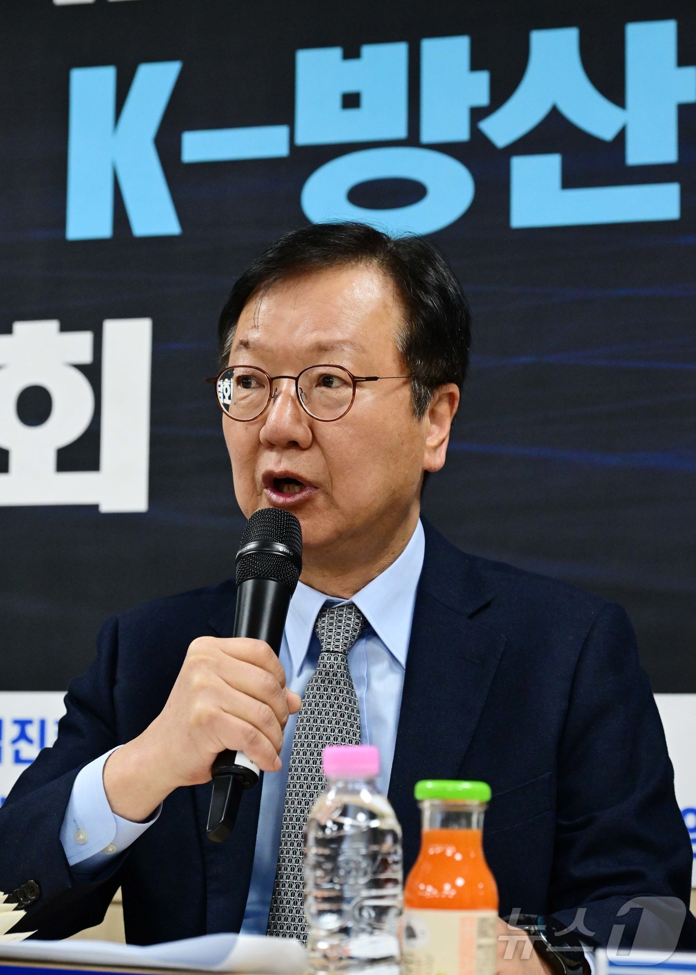 (서울=뉴스1) 국회사진취재단 = 최성안 삼성중공업 부회장이 19일 서울 마포구 한국방위산업진흥회에서 열린 '트럼프 시대 : 한미동맹과 조선산업·K-방산의 비전' 현장 간담회에서 …