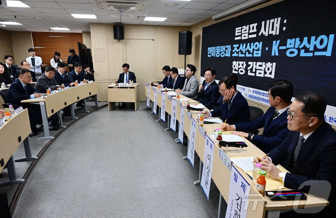 (서울=뉴스1) 국회사진취재단 = 이재명 더불어민주당 대표가 19일 서울 마포구 한국방위산업진흥회에서 열린 '트럼프 시대 : 한미동맹과 조선산업·K-방산의 비전' 현장 간담회에서 …