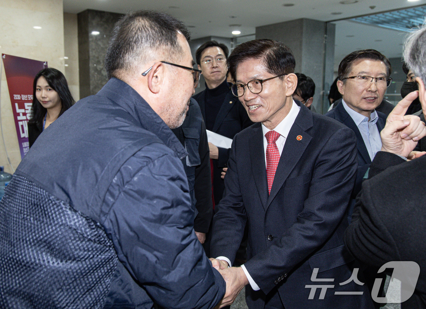 (서울=뉴스1) 이재명 기자 = 김문수 고용노동부 장관이 19일 오전 서울 여의도 국회 의원회관에서 열린 '2030·장년 모두 Win-Win하는 노동개혁' 대토론회에서 참석자들과 …