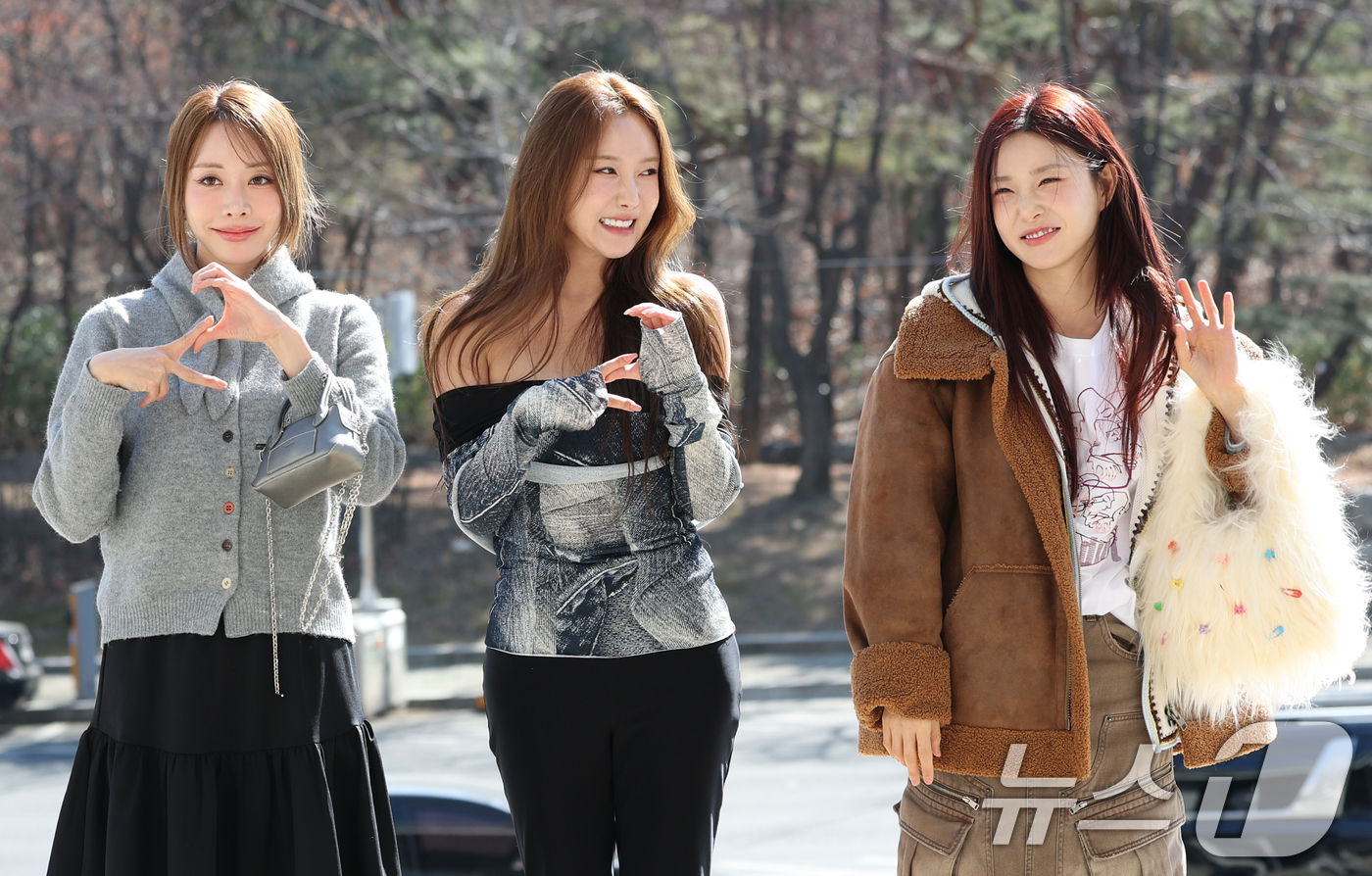 (서울=뉴스1) 권현진 기자 = 브브걸 은지(왼쪽부터)와 민영, 유나가 19일 서울 영등포구 KBS 본관에서 진행된 라디오 ‘이은지의 가요광장’에 출연해 인사를 하고 있다. 202 …