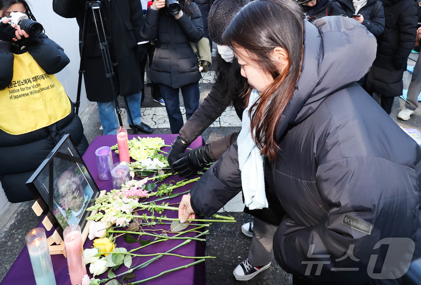 (서울=뉴스1) 허경 기자 = 19일 서울 종로구 일본대사관 앞에서 열린 제1688차 일본군성노예제 문제해결을 위한 수요시위에서 참석자들이 故길원옥 할머니 영정에 헌화하고 있다. …