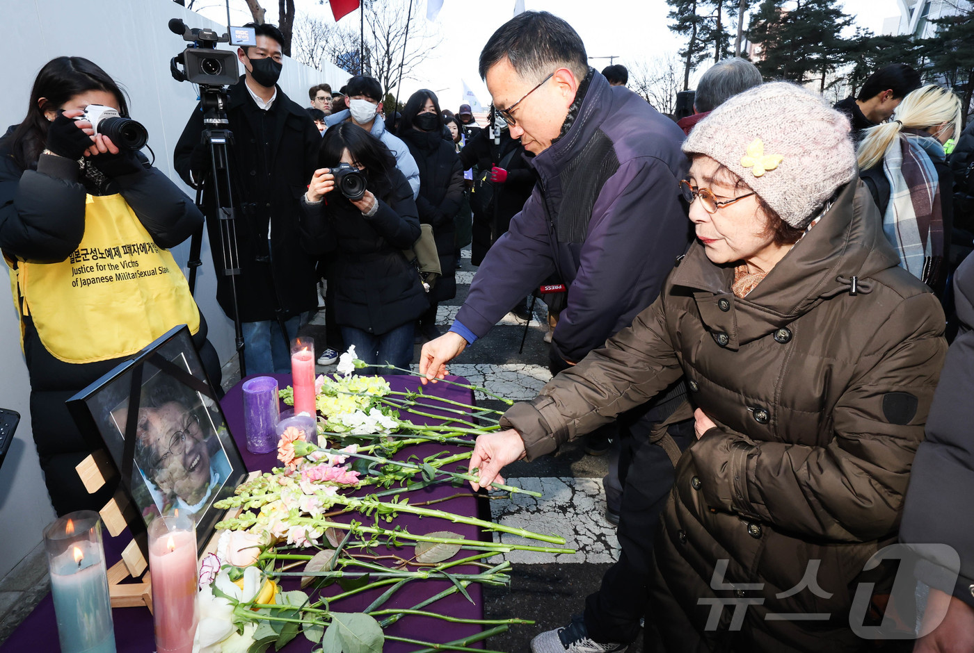 (서울=뉴스1) 허경 기자 = 19일 서울 종로구 일본대사관 앞에서 열린 제1688차 일본군성노예제 문제해결을 위한 수요시위에서 참석자들이 故길원옥 할머니 영정에 헌화하고 있다. …