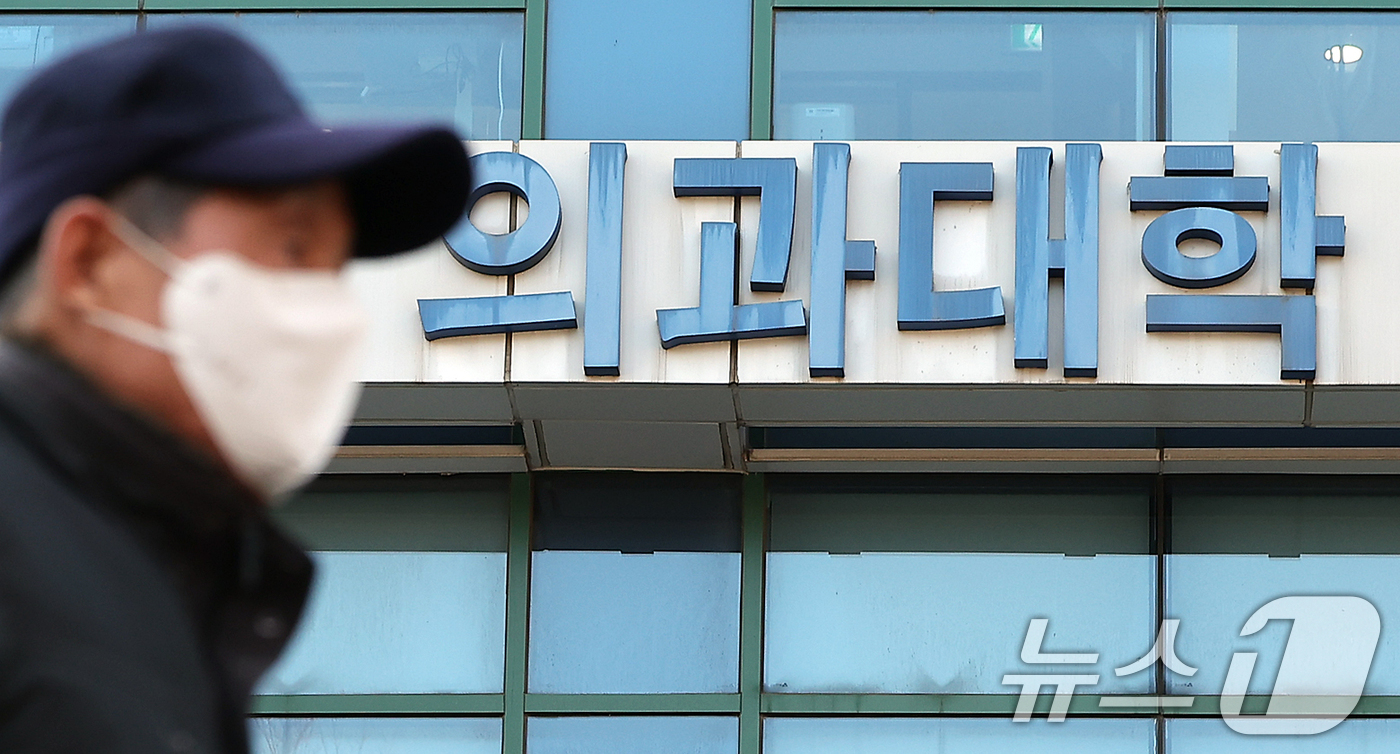 (서울=뉴스1) 김진환 기자 = 정부가 2026학년도 의대 증원 규모를 각 대학이 ‘100% 자율’로 결정하도록 하는 방안을 추진한다.19일 보건복지부는 이날 열리는 국회 보건복지 …