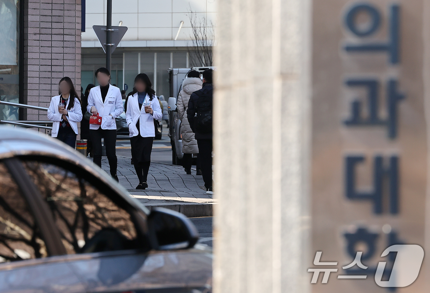 (서울=뉴스1) 김진환 기자 = 정부가 2026학년도 의대 증원 규모를 각 대학이 ‘100% 자율’로 결정하도록 하는 방안을 추진한다.19일 보건복지부는 이날 열리는 국회 보건복지 …