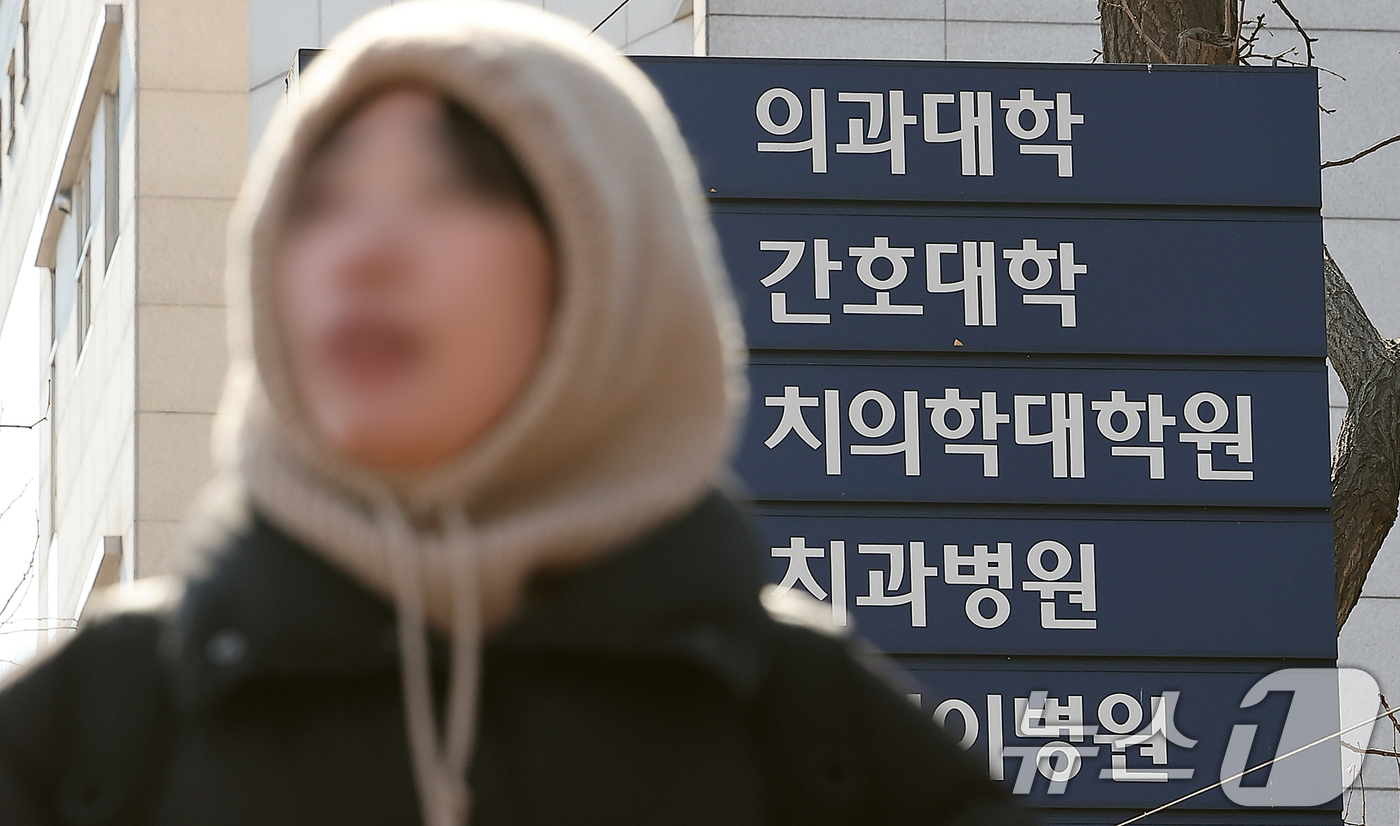 (서울=뉴스1) 김진환 기자 = 정부가 2026학년도 의대 증원 규모를 각 대학이 ‘100% 자율’로 결정하도록 하는 방안을 추진한다.19일 보건복지부는 이날 열리는 국회 보건복지 …