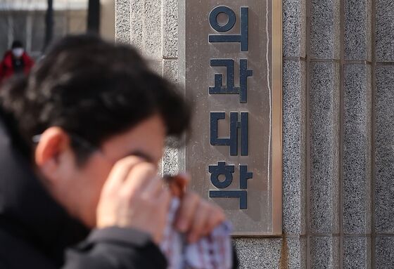의학계 원로, 의사들 작심 비판…"폐쇄적 소통, 감정적 대응"