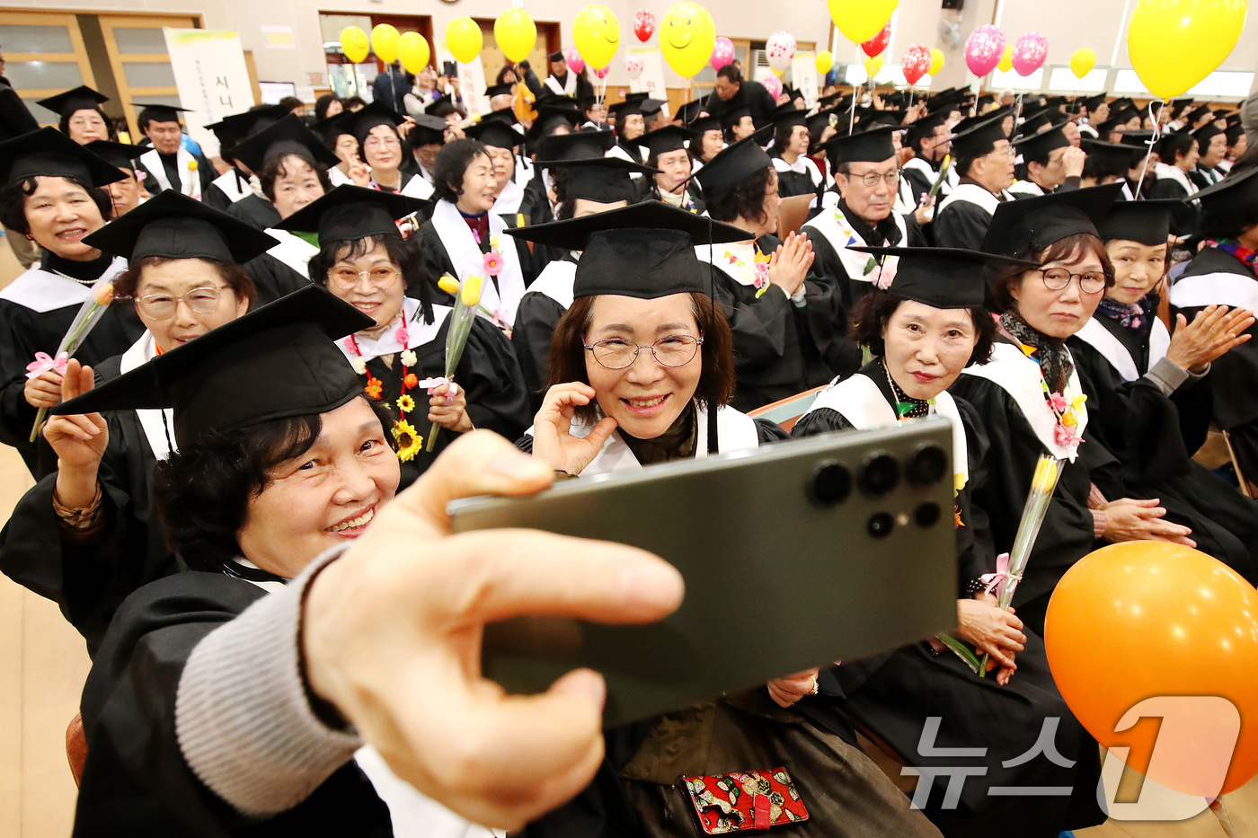 (대구=뉴스1) 공정식 기자 = 19일 오전 대구 달서구 노인종합복지관에서 열린 '제20기 달서구노인복지대학 졸업식'에 참석한 졸업생들이 학사모를 쓰고 기념사진을 찍고 있다. 20 …