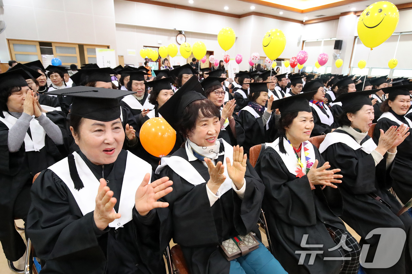 (대구=뉴스1) 공정식 기자 = 19일 오전 대구 달서구 노인종합복지관에서 열린 '제20기 달서구노인복지대학 졸업식'에 참석한 졸업생들이 손뼉을 치며 졸업을 축하하고 있다. 202 …