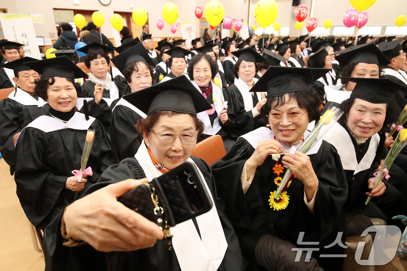 (대구=뉴스1) 공정식 기자 = 19일 오전 대구 달서구 노인종합복지관에서 열린 '제20기 달서구노인복지대학 졸업식'에 참석한 졸업생들이 학사모를 쓰고 기념사진을 찍고 있다. 20 …