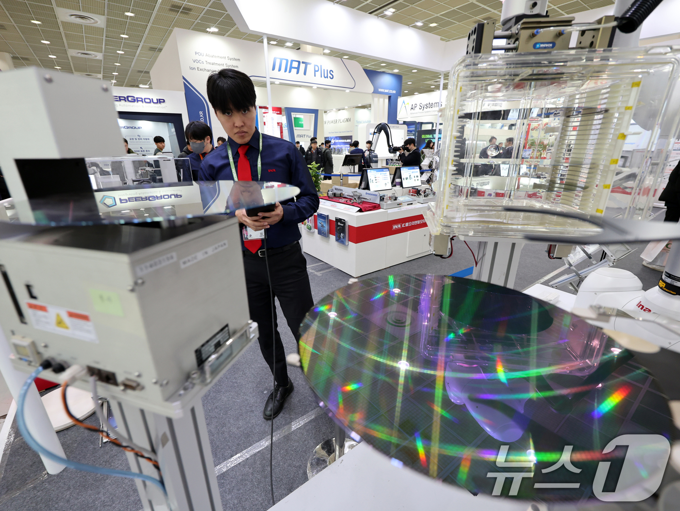 (서울=뉴스1) 황기선 기자 = 19일 서울 강남구 코엑스에서 열린 '세미콘 코리아 2025'에서 관계자가 웨이퍼 이송 로봇을 시연하고 있다.글로벌 반도체 기업들이 한자리에 모여 …