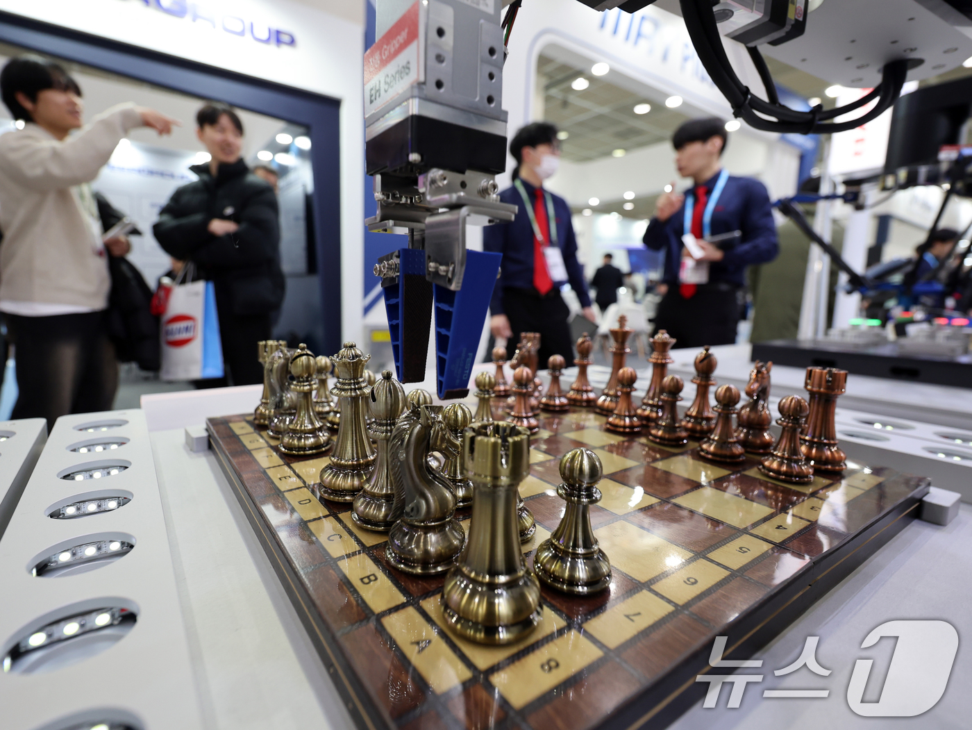 (서울=뉴스1) 황기선 기자 = 19일 서울 강남구 코엑스에서 열린 '세미콘 코리아 2025'에서 관계자가 체스 로봇을 시연하고 있다.글로벌 반도체 기업들이 한자리에 모여 첨단 반 …