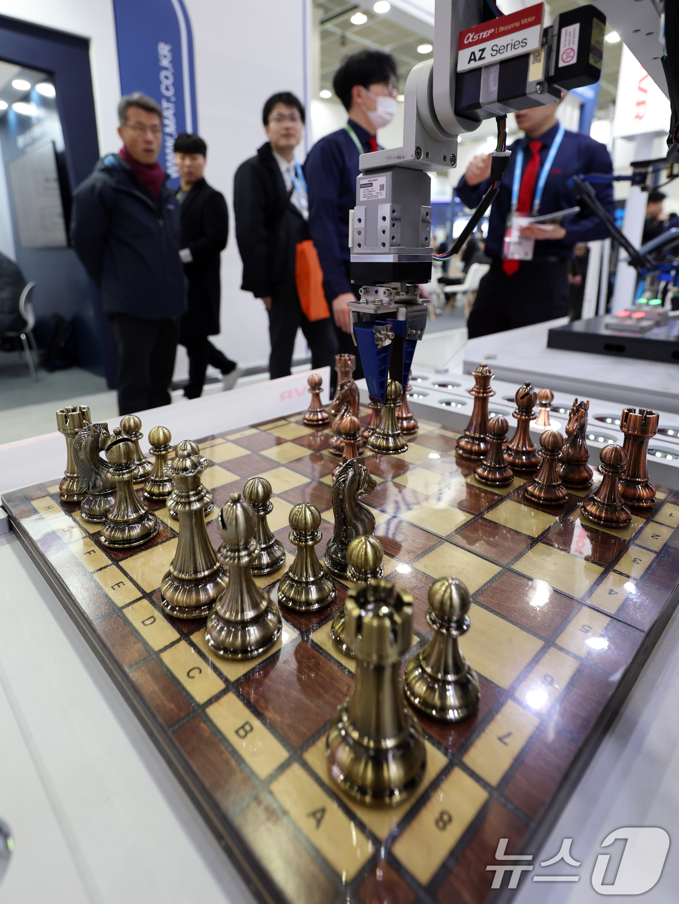 (서울=뉴스1) 황기선 기자 = 19일 서울 강남구 코엑스에서 열린 '세미콘 코리아 2025'에서 관계자가 체스 로봇을 시연하고 있다.글로벌 반도체 기업들이 한자리에 모여 첨단 반 …