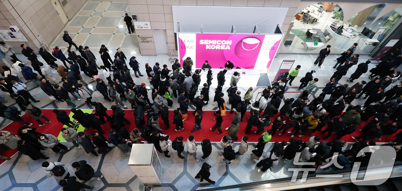 (서울=뉴스1) 황기선 기자 = 19일 서울 강남구 코엑스에서 열린 '세미콘 코리아 2025'에서 관람객들이 줄지어 입장하고 있다. 글로벌 반도체 기업들이 한자리에 모여 첨단 반도 …