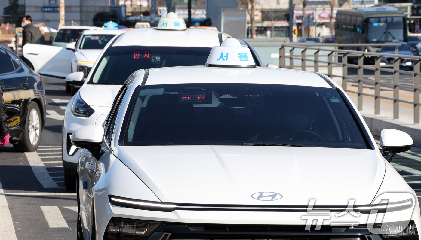 (서울=뉴스1) 이동해 기자 = 정부가 버스·택시·화물기사 등 65세 이상 고령 운수종사자에 대한 운전 적격성 검사기준을 강화하는 내용을 담은 여객자동차 운수사업법과 화물자동차 운 …