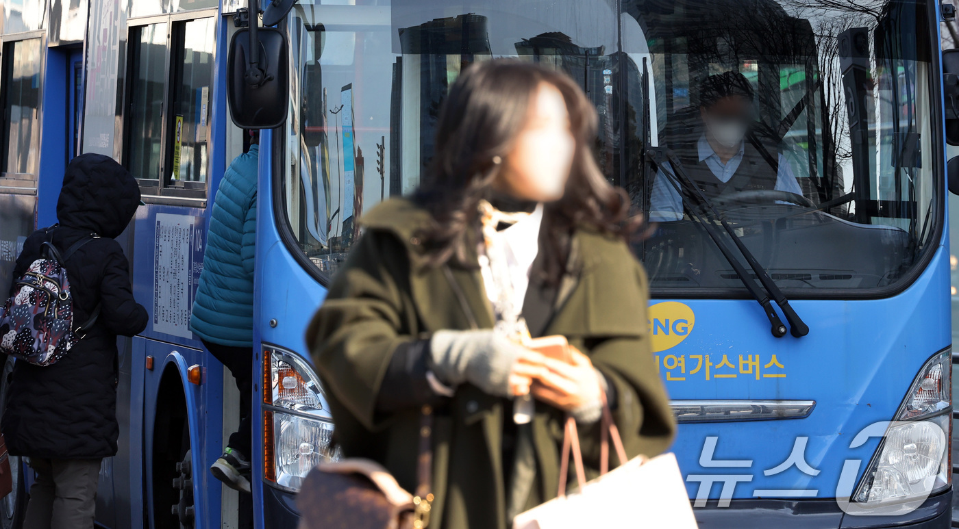 (서울=뉴스1) 이동해 기자 = 정부가 버스·택시·화물기사 등 65세 이상 고령 운수종사자에 대한 운전 적격성 검사기준을 강화하는 내용을 담은 여객자동차 운수사업법과 화물자동차 운 …