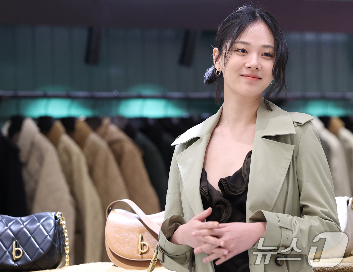 (서울=뉴스1) 권현진 기자 = 가수 비비(본명 김형서)가 19일 오전 서울 여의도 더현대 서울에서 열린 브랜드 버버리(BURBERRY)의 팝업스토어 오픈 행사에 참석해 포즈를 취 …