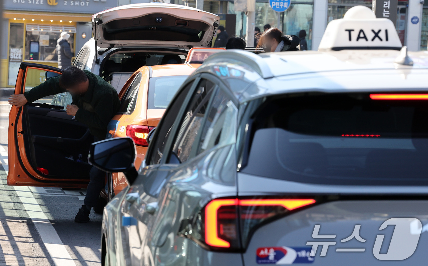 (서울=뉴스1) 이동해 기자 = 정부가 버스·택시·화물기사 등 65세 이상 고령 운수종사자에 대한 운전 적격성 검사기준을 강화하는 내용을 담은 여객자동차 운수사업법과 화물자동차 운 …