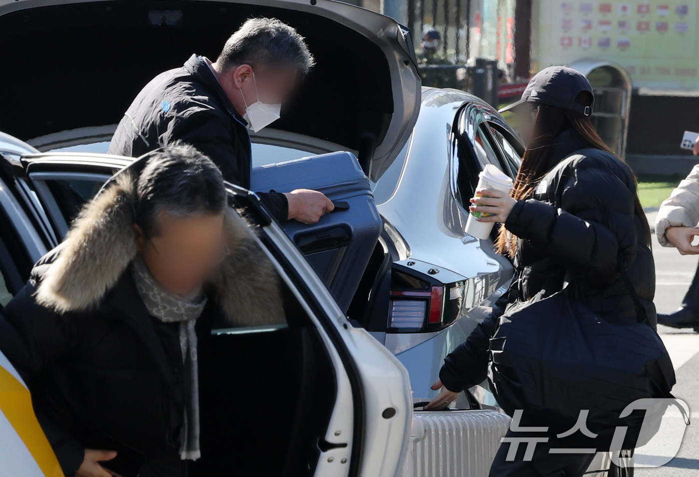 (서울=뉴스1) 이동해 기자 = 택시·화물차량 고령 운전자에 의한 교통사고가 갈수록 늘고 있어 자격 요건을 강화할 필요성이 제기되고 있는 가운데 19일 서울역 택시승하차장에서 기사 …