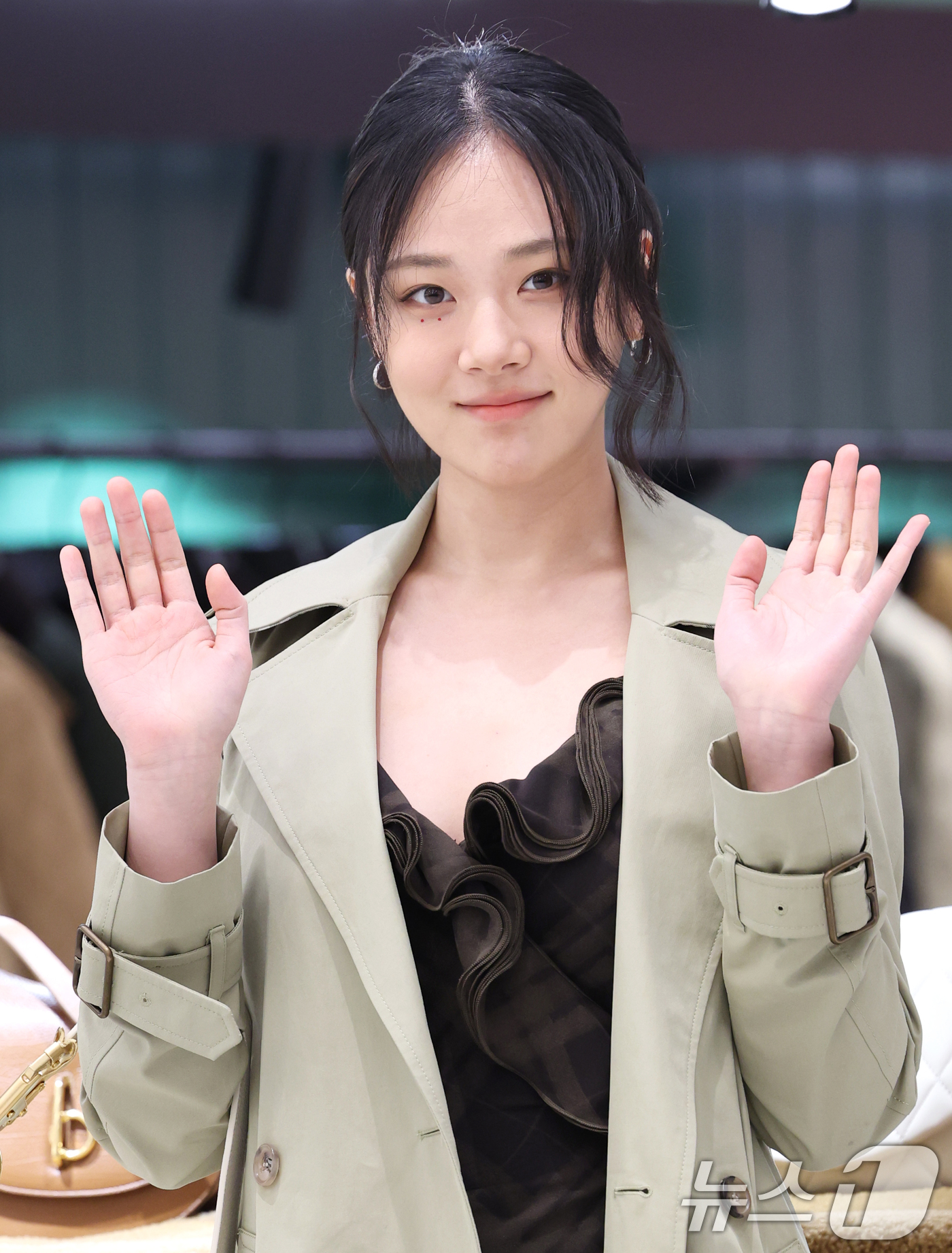 (서울=뉴스1) 권현진 기자 = 가수 비비(본명 김형서)가 19일 오전 서울 여의도 더현대 서울에서 열린 브랜드 버버리(BURBERRY)의 팝업스토어 오픈 행사에 참석해 포즈를 취 …