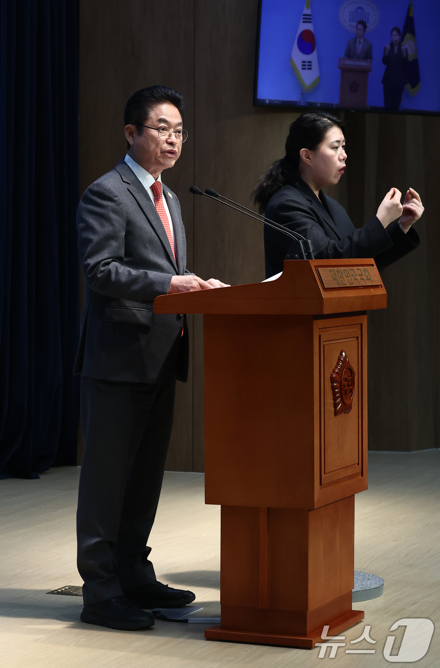 (서울=뉴스1) 김민지 기자 = 이철우 경북도지사가 19일 오후 서울 여의도 국회 소통관에서 열린 국정 현안 관련 기자회견에서 반국가세력 척결과 국가안보 시스템 대대적 정비 등을 …