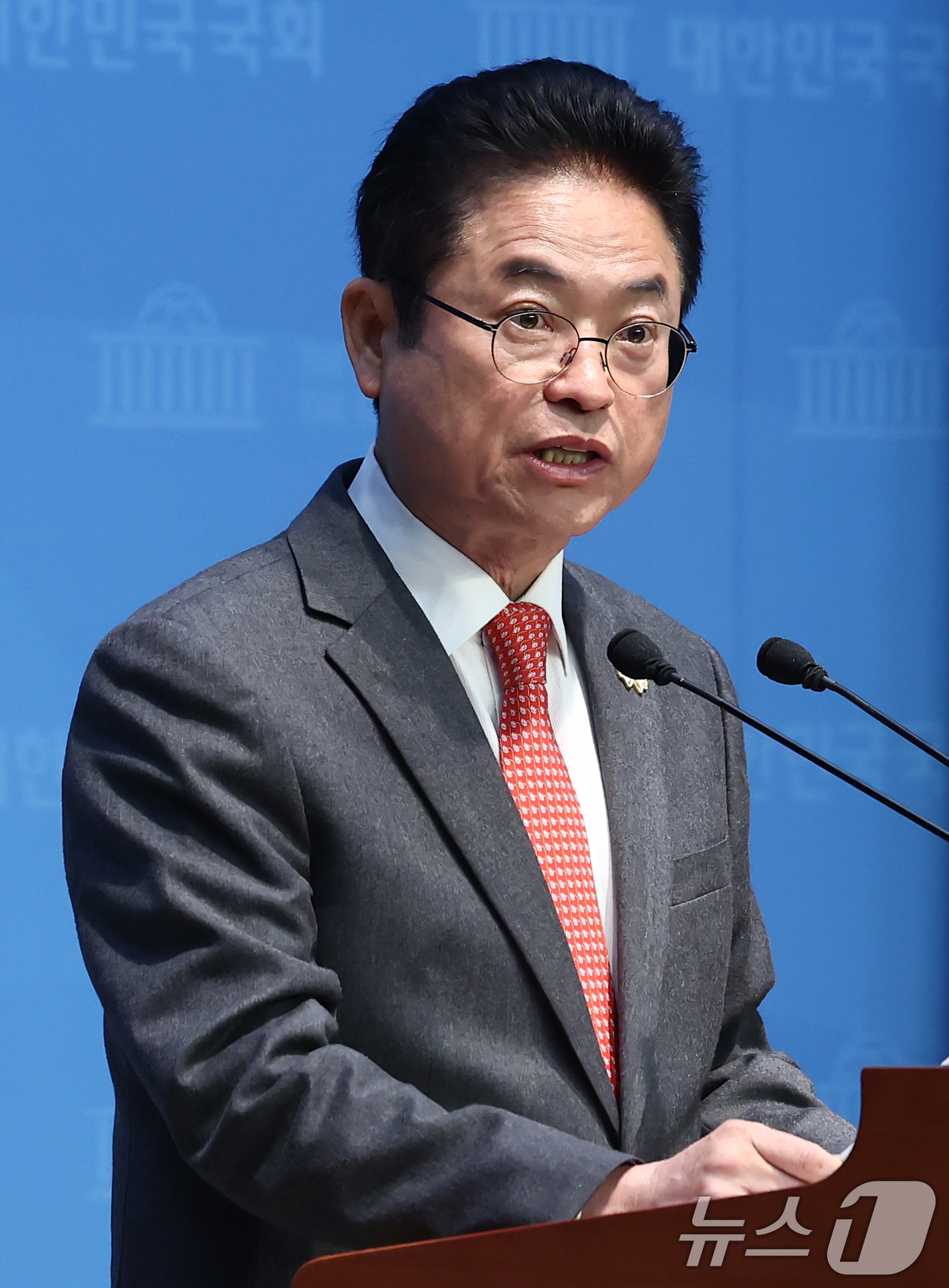 (서울=뉴스1) 김민지 기자 = 이철우 경북도지사가 19일 오후 서울 여의도 국회 소통관에서 열린 국정 현안 관련 기자회견에서 반국가세력 척결과 국가안보 시스템 대대적 정비 등을 …