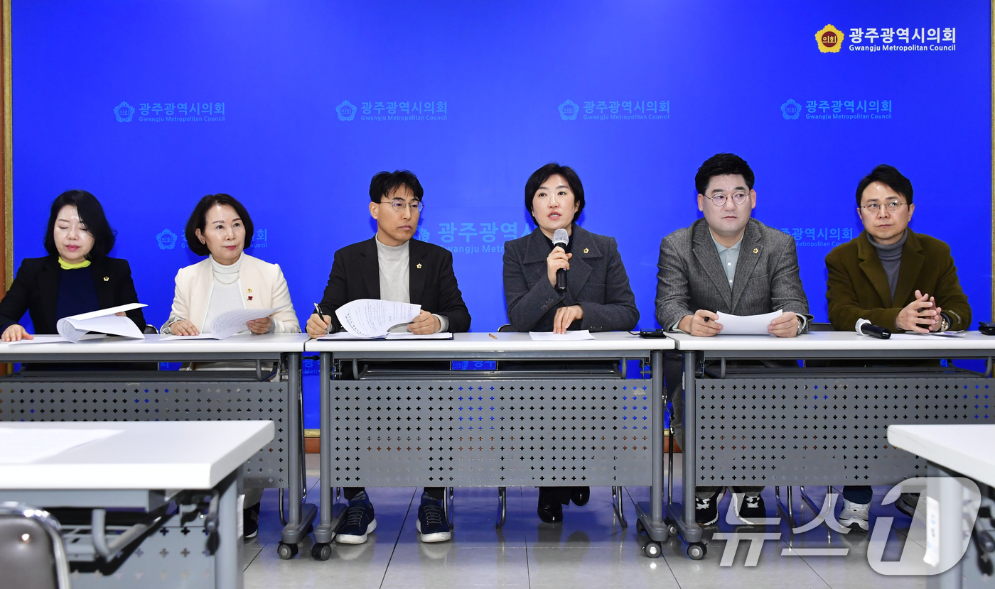 (광주=뉴스1) 박준배 기자 = 신수정 광주시의회 의장과 박필순 산업건설위원장 등이 13일 시의회 브리핑룸에서 기자회견을 열고 '도시계획 조례 개정 조례안'에 대한 입장을 밝히고 …