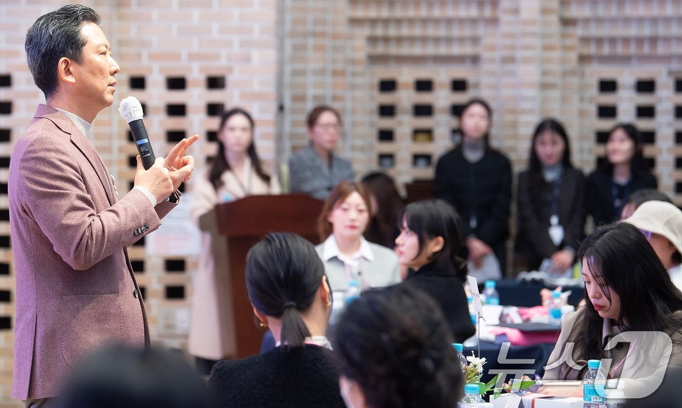 (구미=뉴스1) 정우용 기자 = 19일 구미시청에서 열린  '2030 여성 포럼' 발대식에서 김장호 시장이 인사말을 하고 있다. 구미시는 2030 청년 여성의 지역 정착 방안을 마 …