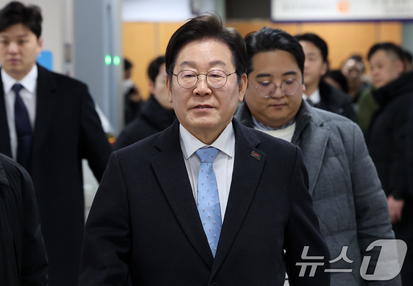 (서울=뉴스1) 박세연 기자 = 이재명 더불어민주당 대표가 19일 서초구 서울중앙지방법원에서 열린 대장동 사업 관련 공직선거법 위반 혐의 항소심 4차 공판에 출석하고 있다. 202 …