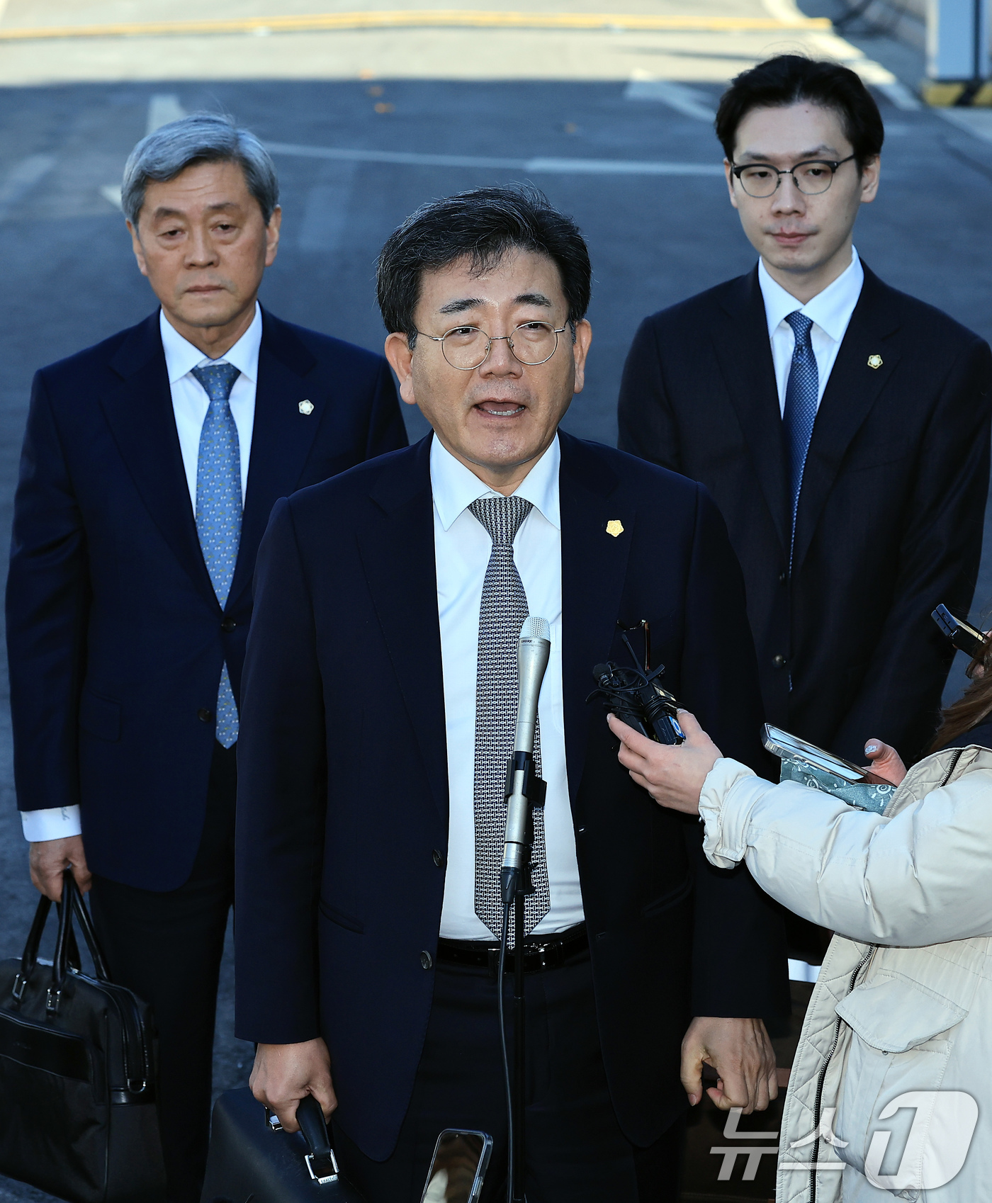 (서울=뉴스1) 박정호 기자 = 한덕수 국무총리 측 박기웅 변호사가 19일 오후 서울 종로구 재동 헌법재판소 대심판정 앞에서 탄핵심판 첫 변론에 앞서 취재진의 질문에 답하고 있다. …