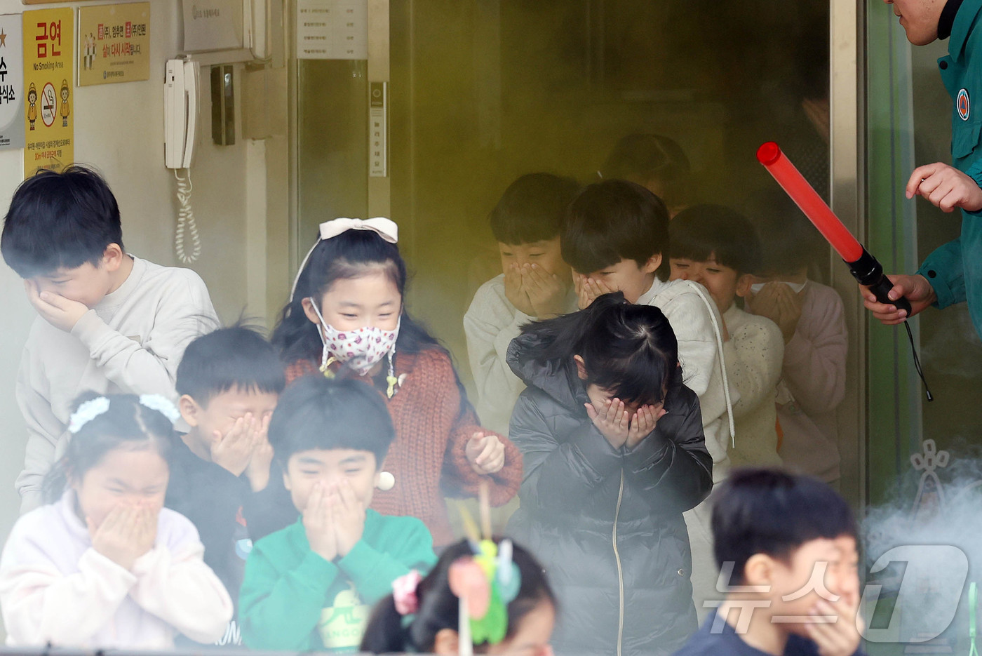 (광주=뉴스1) 박지현 기자 = 건조한 날씨 속에 크고 작은 화재가 발생하고 있는 가운데 19일 광주 북구청어린이집에서 구청 안전총괄과 직원들과 아이들이 화재 대피 훈련을 하고 있 …