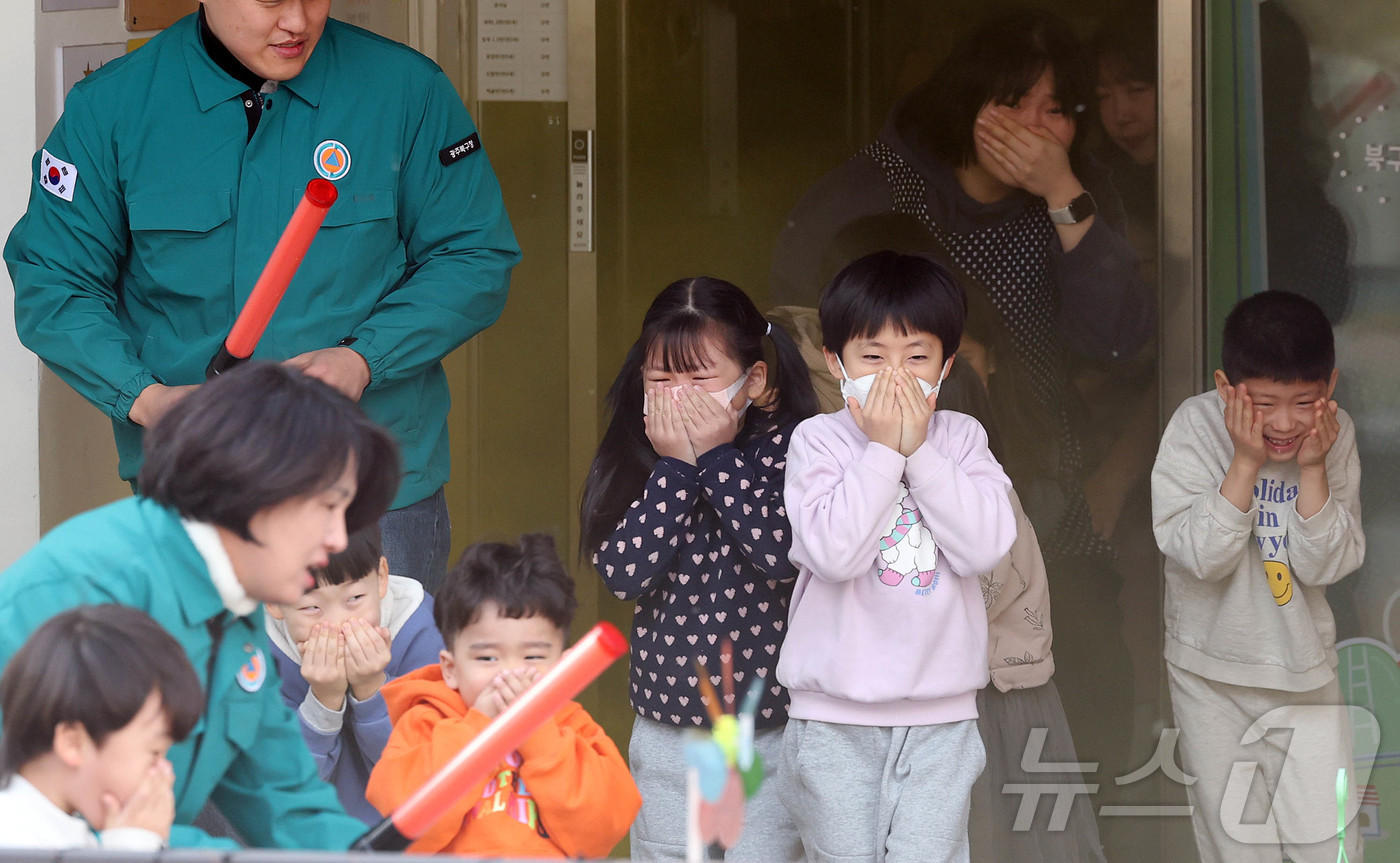 (광주=뉴스1) 박지현 기자 = 건조한 날씨 속에 크고 작은 화재가 발생하고 있는 가운데 19일 광주 북구청어린이집에서 구청 안전총괄과 직원들과 아이들이 화재 대피 훈련을 하고 있 …