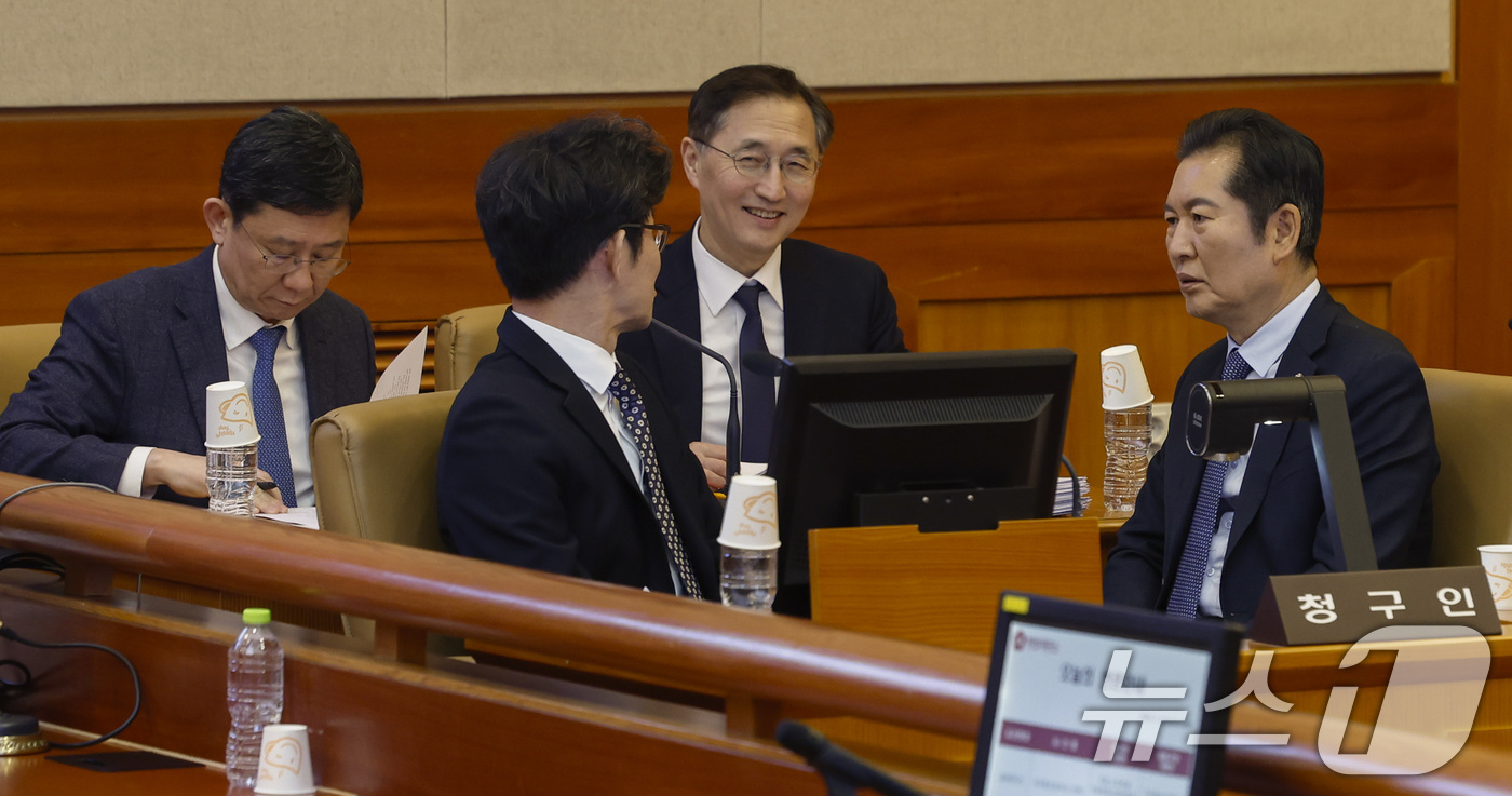 (서울=뉴스1) 박정호 기자 = 정청래 국회 탄핵소추위원장과 변호인단이 19일 서울 종로구 헌법재판소에서 열린 한덕수 국무총리 탄핵심판 1차 변론에 자리해 있다. (공동취재) 20 …