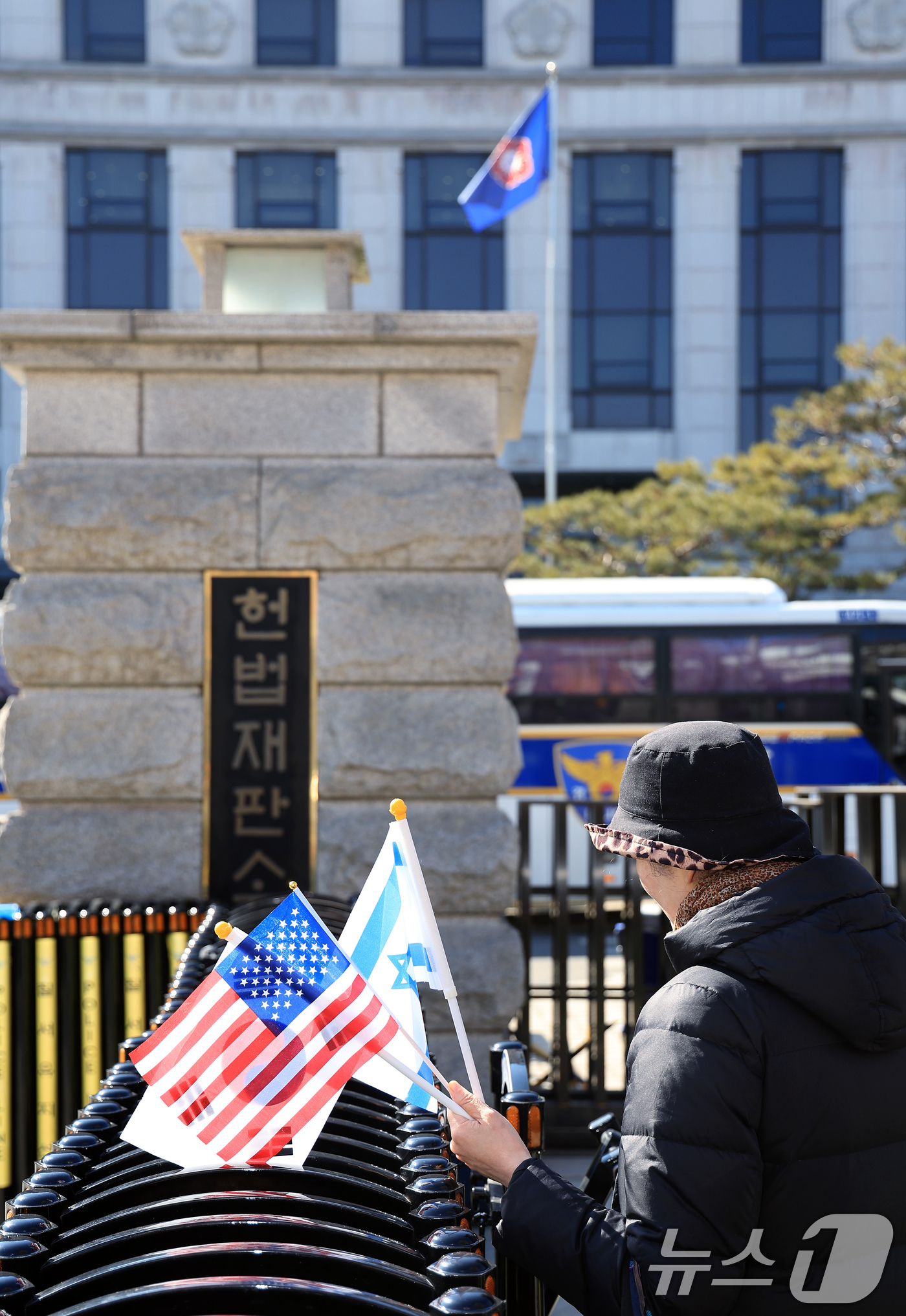 (서울=뉴스1) 박정호 기자 = 윤석열 대통령 탄핵심판 10차 변론을 하루 앞둔 19일 오후 서울 종로구 재동 헌법재판소 앞에서 태극기와 성조기, 이스라엘 국기를 든 시민이 경찰 …