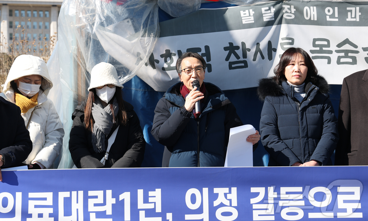 (서울=뉴스1) 권현진 기자 = 한국중증질환연합회가 19일 서울 영등포구 국회의사당 앞에서 ‘의료 공백 사태 장기화에 대한 규탄 공동기자회견’을 열고 "지난 1년간 의정 갈등으로 …
