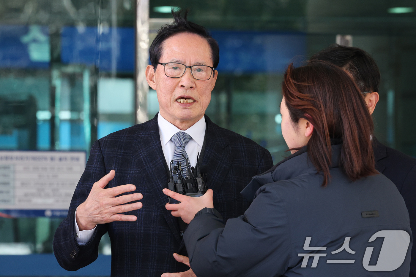 (서울=뉴스1) 신웅수 기자 = 송영무 전 국방부 장관이 19일 오후 서울 마포구 서울서부지방법원에서 열린 직권남용권리행사방해 혐의 선고 공판을 마친 후 법정을 나서며 취재진의 질 …