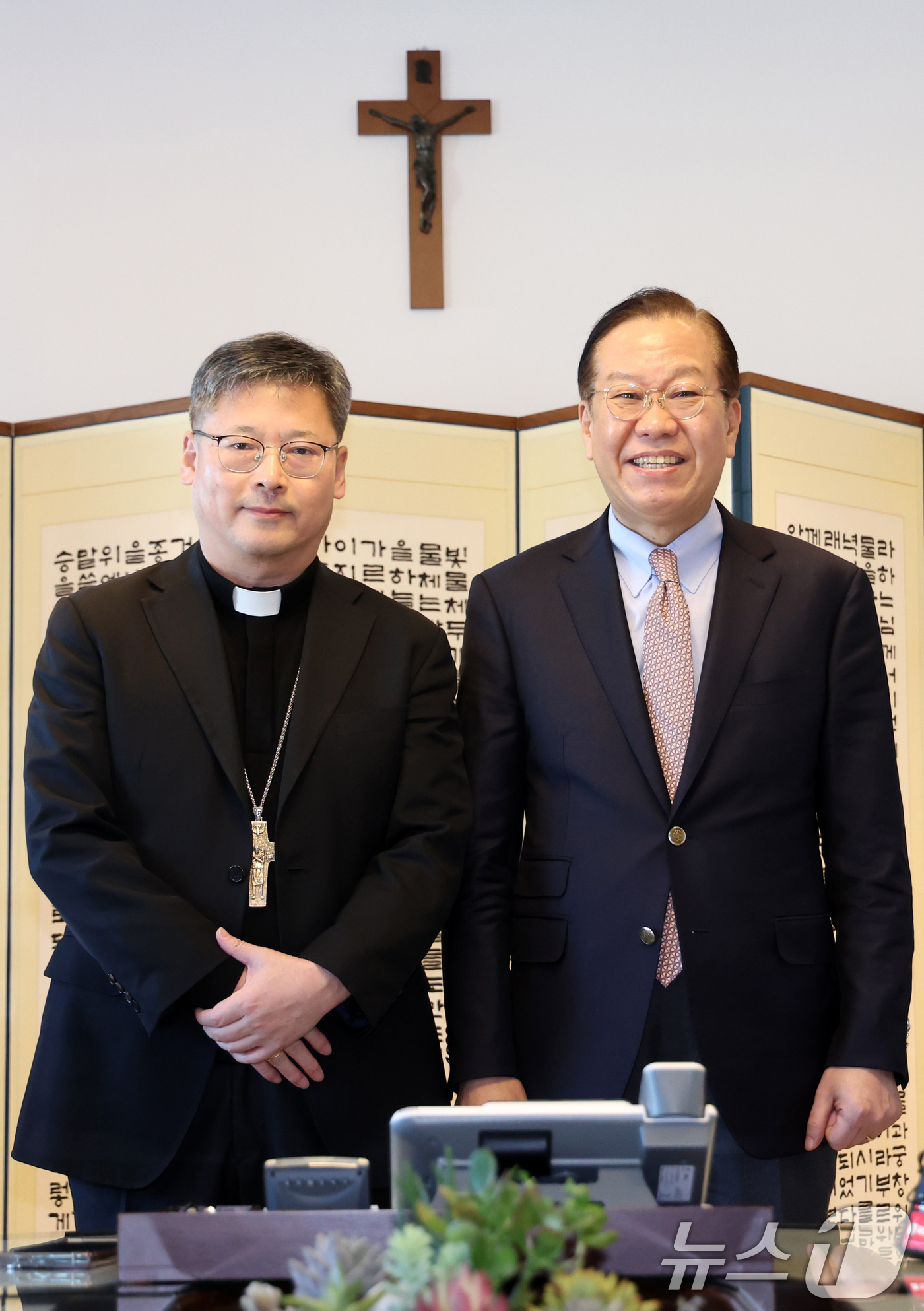 (서울=뉴스1) 민경석 기자 = 권영세 국민의힘 비상대책위원장(오른쪽)이 19일 오후 서울 중구 천주교 서울대교구청을 방문해 정순택 대주교와 기념촬영을 하고 있다.(공동취재)202 …