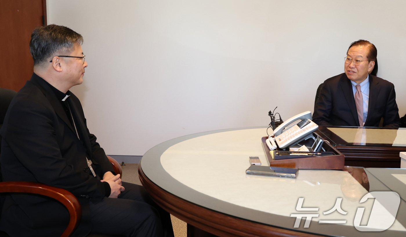 (서울=뉴스1) 민경석 기자 = 권영세 국민의힘 비상대책위원장(오른쪽)이 19일 오후 서울 중구 천주교 서울대교구청을 방문해 정순택 대주교와 환담을 나누고 있다.(공동취재)2025 …