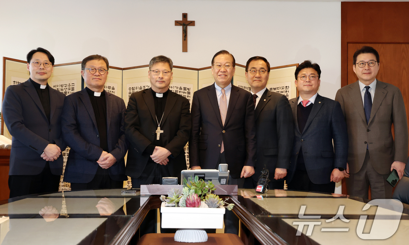 (서울=뉴스1) 민경석 기자 = 권영세 국민의힘 비상대책위원장(오른쪽 네 번째)이 19일 오후 서울 중구 천주교 서울대교구청을 방문해 정순택 대주교 등 동석자들과 기념촬영을 하고 …