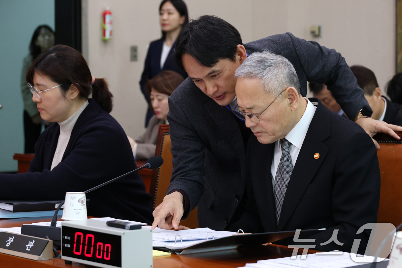 (서울=뉴스1) 이광호 기자 = 유인촌 문화체육관광부 장관이 19일 오후 서울 여의도 국회에서 열린 문화체육관광위원회 전체회의에 출석해 관계자와 자료를 보며 대화하고 있다. 202 …