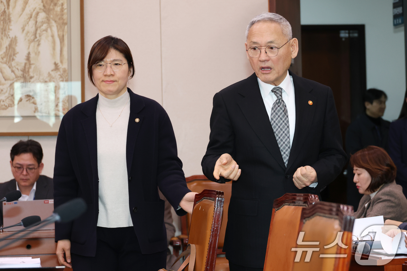 (서울=뉴스1) 이광호 기자 = 유인촌 문화체육관광부장관과 장미란 제2차관이 19일 오후 서울 여의도 국회에서 열린 문화체육관광위원회 전체회의에 출석하고 있다. 2025.2.19/ …