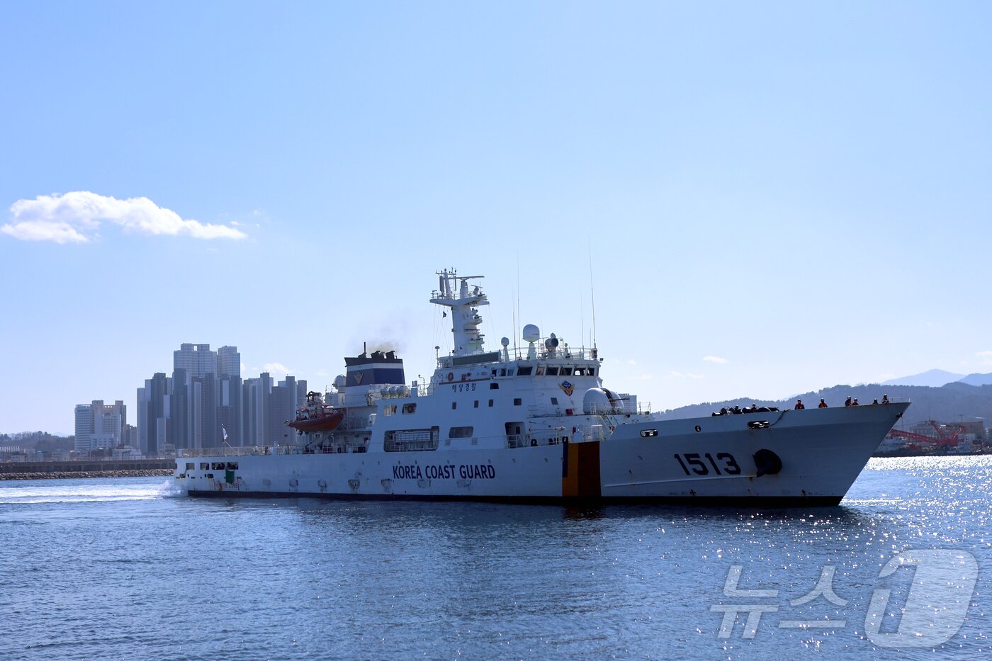 본문 이미지 - 속초해경 소속으로 전환배치된 1500톤급 1513함.(속초해경 제공, 재판매 및 DB 금지) 2025.2.19/뉴스1