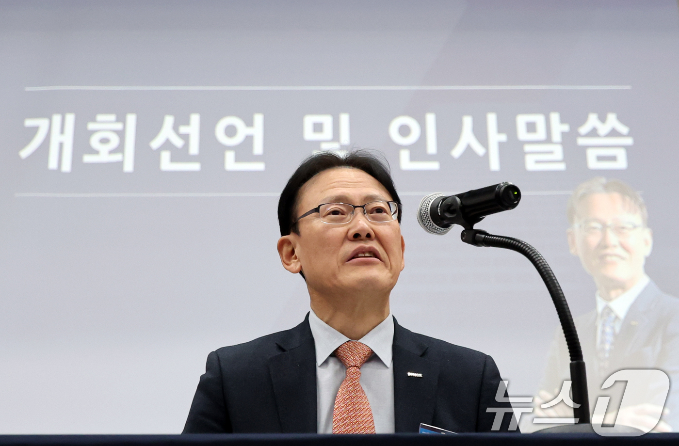 (서울=뉴스1) 황기선 기자 = 정광천 이노비즈협회장이 19일 오후 서울 강남구 세텍 컨벤션홀에서 열린 '2025년 이노비즈협회 제24차 정기총회'에서 인사말을 하고 있다. 202 …