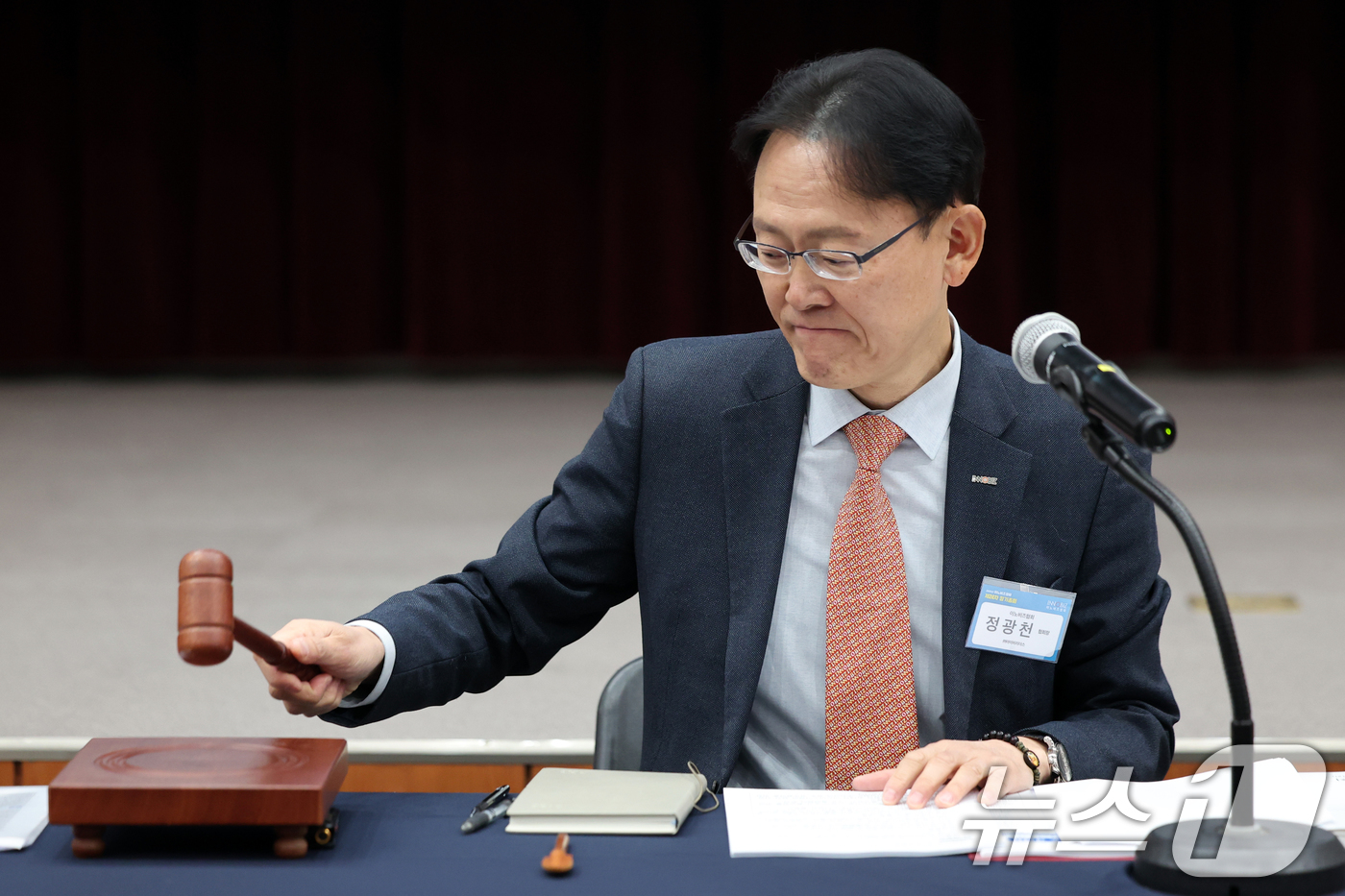 (서울=뉴스1) 황기선 기자 = 정광천 이노비즈협회장이 19일 오후 서울 강남구 세텍 컨벤션홀에서 열린 '2025년 이노비즈협회 제24차 정기총회'에서 의사봉을 두드리고 있다. 2 …