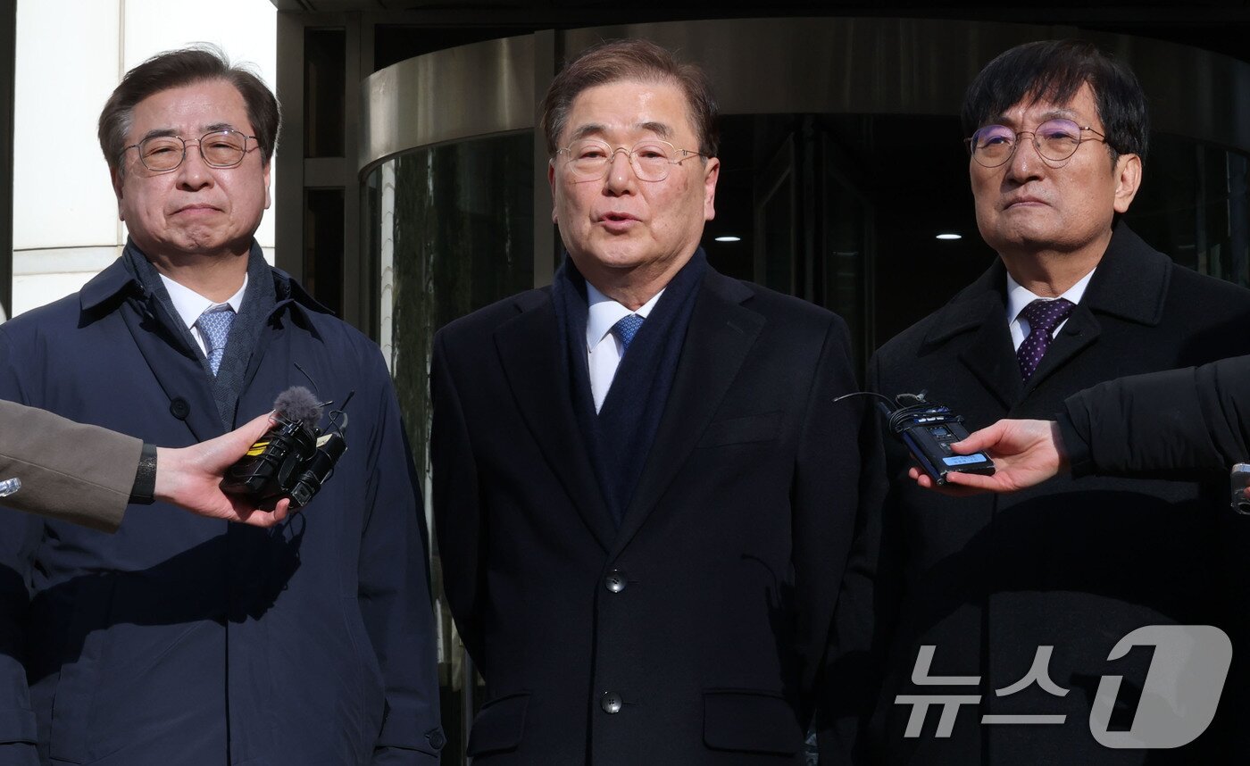 본문 이미지 - 서훈 전 국가정보원장&#40;왼쪽부터&#41;, 정의용 전 국가안보실장, 노영민 전 대통령비서실장이 19일 서울 서초구 서울중앙지방법원에서 열린 &#39;강제북송&#39; 관련 국가정보원법위반 선고공판을 마치고 나서며 입장을 밝히고 있다. 2025.2.19/뉴스1 ⓒ News1 박세연 기자