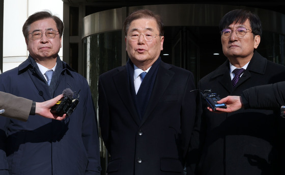 정의용·서훈 "탈북민 강제송환 아닌 범죄자 추방 조치" 추가 입장