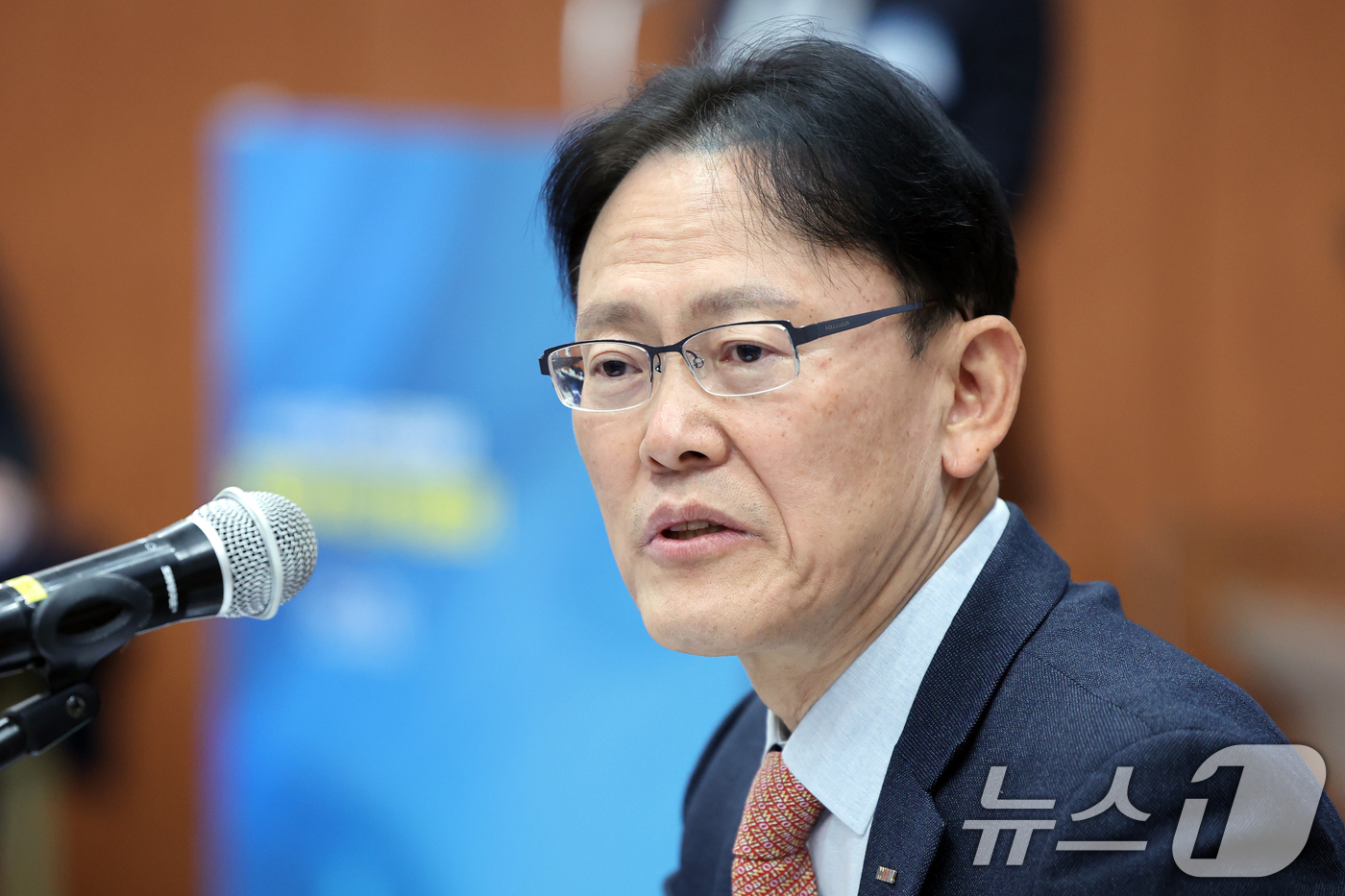 (서울=뉴스1) 황기선 기자 = 정광천 이노비즈협회장이 19일 오후 서울 강남구 세텍 컨벤션홀에서 열린 '2025년 이노비즈협회 제24차 정기총회'에서 인사말을 하고 있다. 202 …