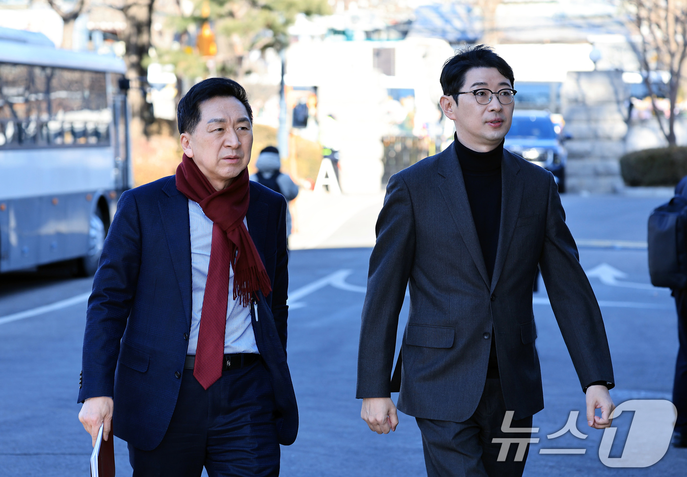 (서울=뉴스1) 박정호 기자 = 국민의힘 김기현 의원과 주진우 의원이 19일 오후 서울 종로구 재동 헌법재판소 대심판정에서 열린 한덕수 국무총리 탄핵 관련 국회 권한쟁의 사건 변론 …