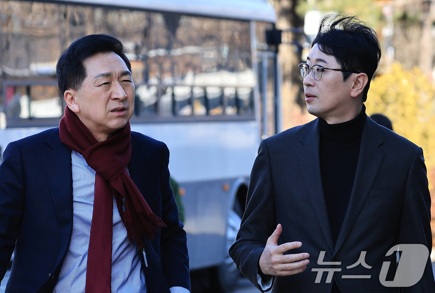 (서울=뉴스1) 박정호 기자 = 국민의힘 김기현 의원과 주진우 의원이 19일 오후 서울 종로구 재동 헌법재판소 대심판정에서 열린 한덕수 국무총리 탄핵 관련 국회 권한쟁의 사건 변론 …
