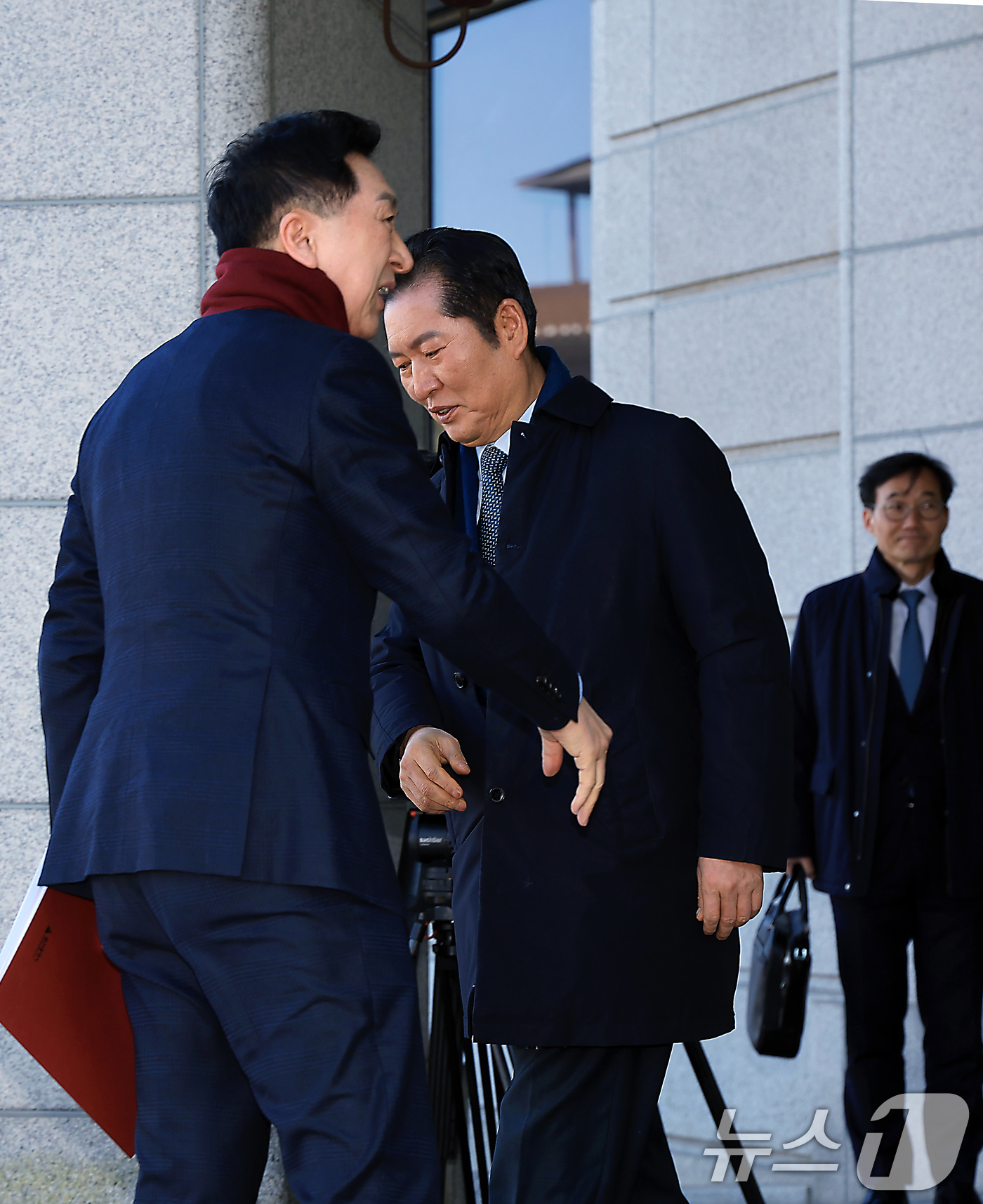 (서울=뉴스1) 박정호 기자 = 국민의힘 김기현 의원(왼쪽)과 국회 법사위원장인 정청래 더불어민주당 의원이 19일 오후 서울 종로구 재동 헌법재판소 대심판정 앞에서 마주쳐 인사를 …